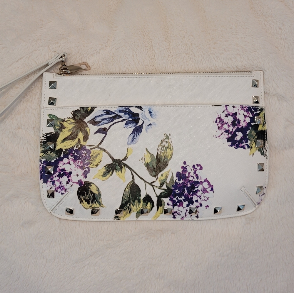 EUC Large White House Black Market Wristlet